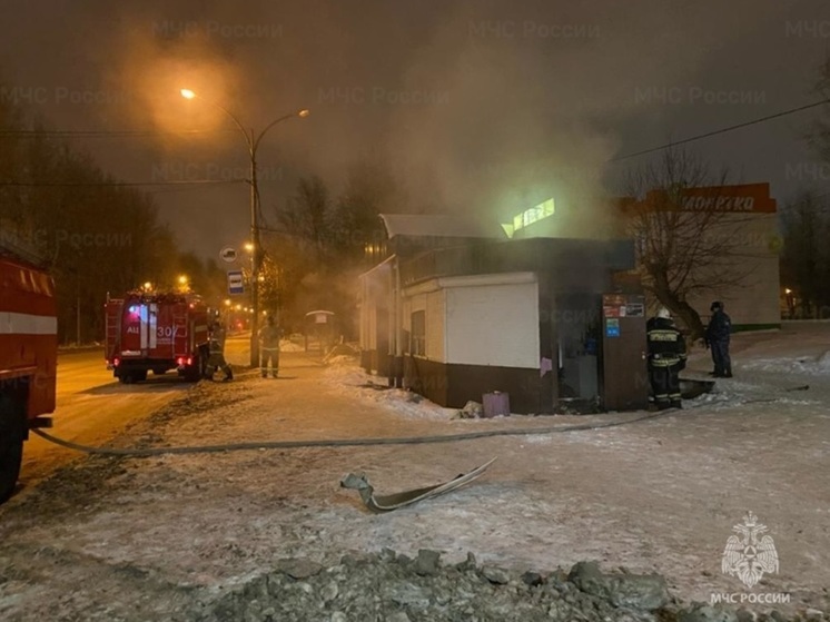 Торговый павильон на автобусной остановке вспыхнул в Каменске-Уральском