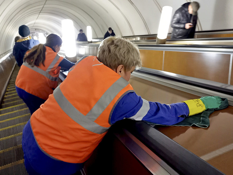 В московском метро мужчина ударил ножом пассажира0