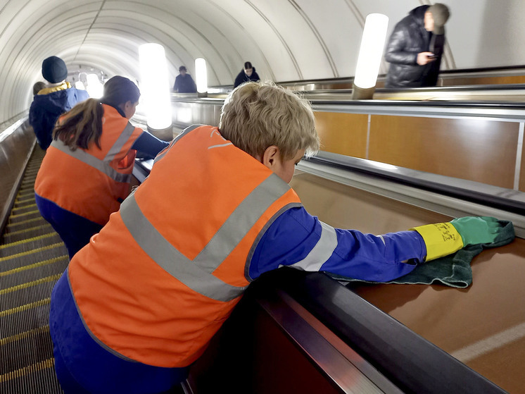 Потасовка в вагоне метро на фиолетовой ветке закончилась поножовщиной