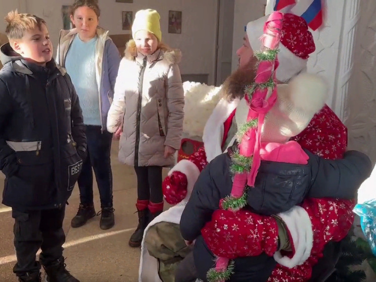 Пятигорский Дед Мороз поздравил с Новым годом детей Херсонской области