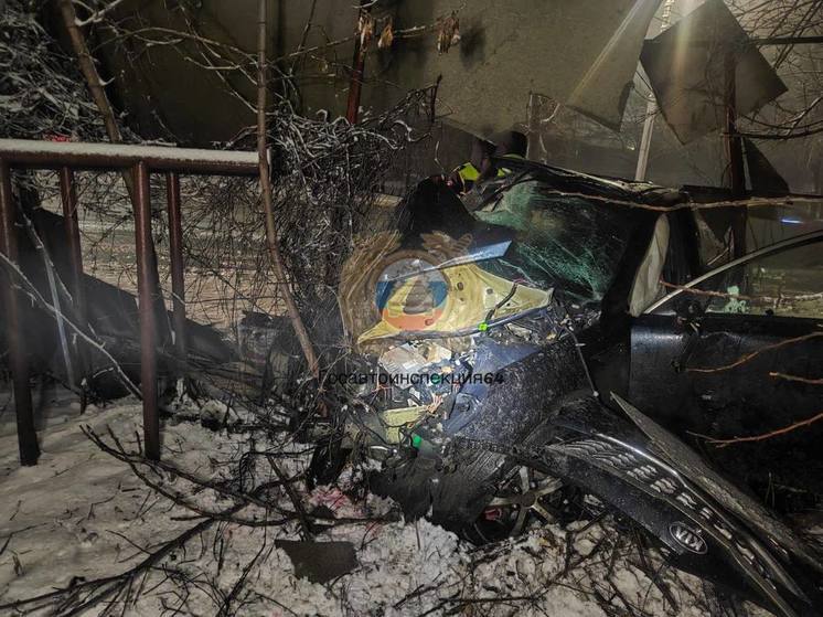 В Саратове на СХИ иномарка врезалась в дерево