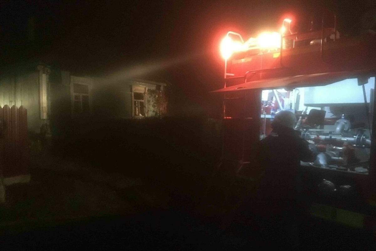 В Курске потушили пожар в доме на улице Просторной