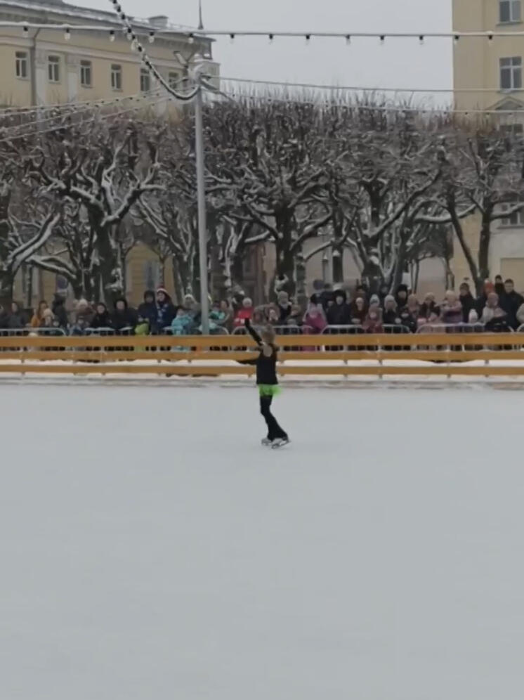 На площади Ленина в рамках смоленский гуляний проходили показательные выступления фигуристов