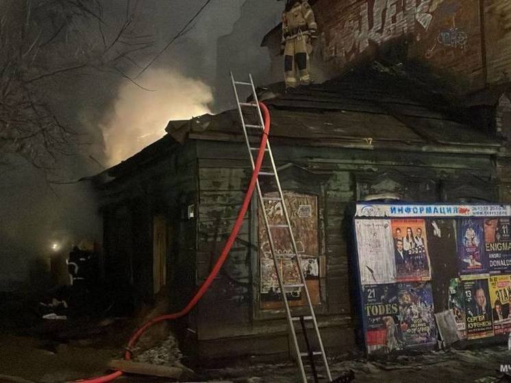 В центре Саратова загорелся нежилой дом