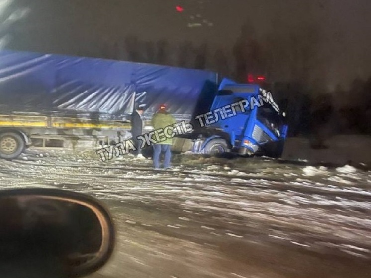 Фура съехала в кювет по дороге из Тулы в Новомосковск