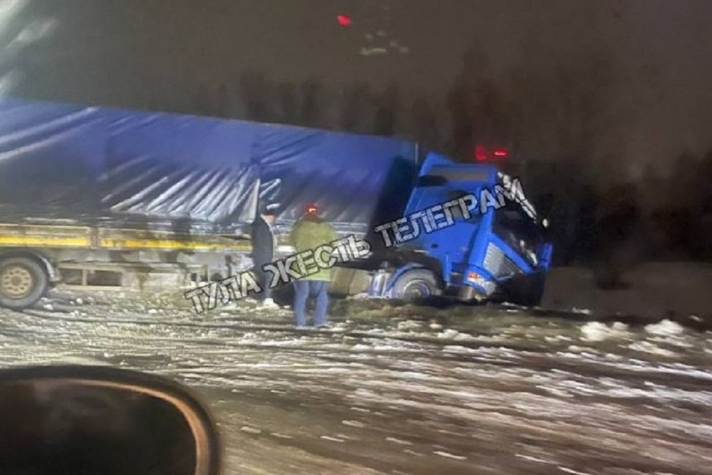 Фура съехала в кювет по дороге из Тулы в Новомосковск