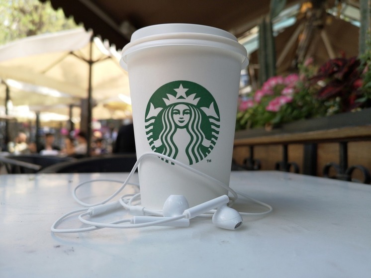 Турецкую ведущую новостей уволили из-за стакана произраильской Starbucks0