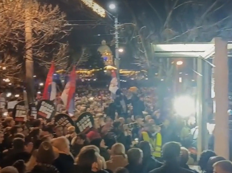 Протестующие начали прорываться в здание администрации Белграда