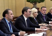 Как сообщает телеканал Pink, сербский лидер Александр Вучич экстренно созвал заседание совета национальной безопасности страны на фоне волны протестов в Белграде, которые вылились в массовые беспорядки