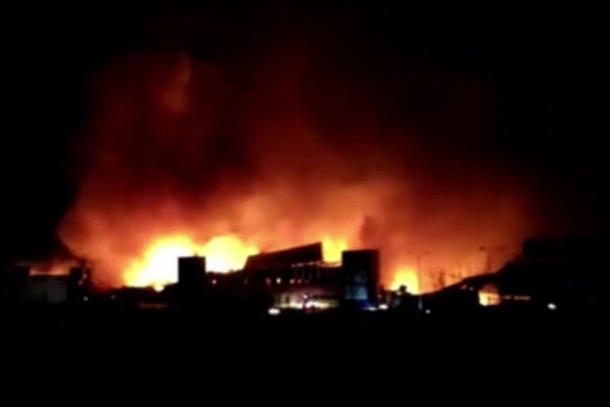 В Горловке после удара ВСУ горит один из крупнейших ТЦ: видео