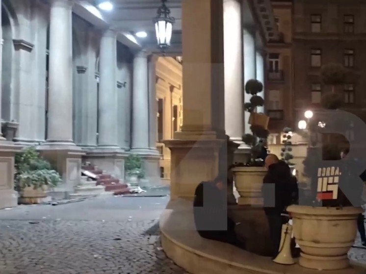 Выбитые стекла, мусор: в сети обнародованы кадры последствий беспорядков в Белграде