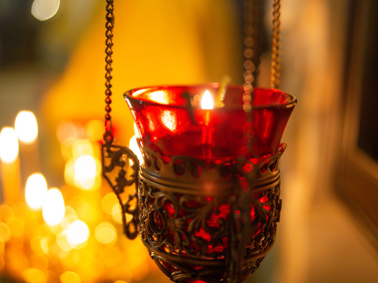 Православные вспоминают Святителя Спиридона Тримифунтского, и проходят новогодние молебны