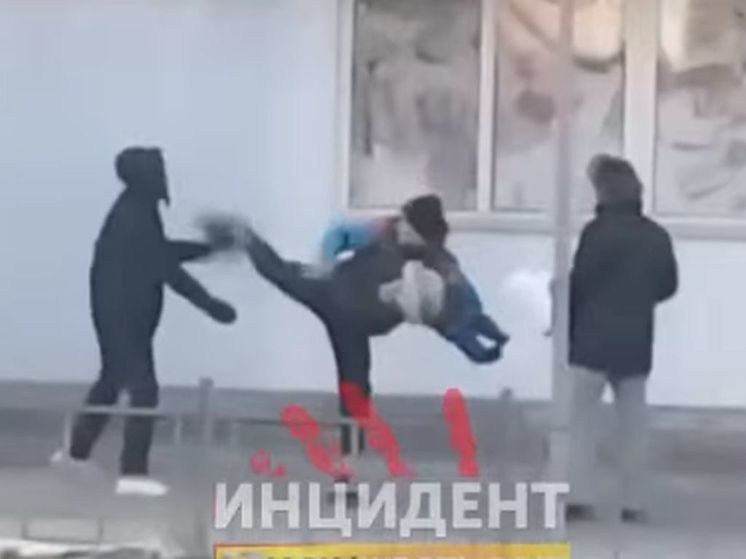 В Омске мужчина начал драться с ребёнком на руках