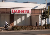 Японская автомобильная компания Daihatsu временно прекратила работу трех своих заводов в Японии из-за скандала с фальсификацией данных краш-тестов и другими нарушениями, связанными с безопасностью эксплуатации автомобилей