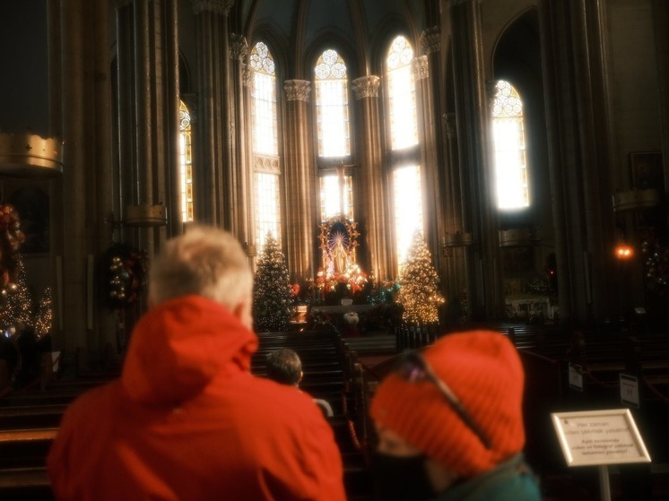 Католики по всему миру 25 декабря отмечают Рождество Христово
