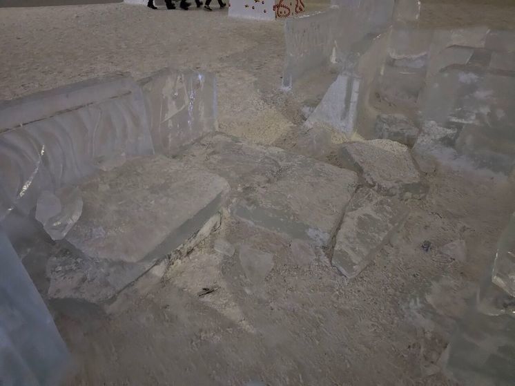 Вандалы разгромили ледяной лабиринт в кемеровском микрорайоне