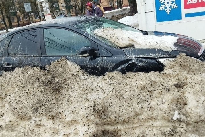В Курске при очистке снега засыпали автомобиль на АЗС
