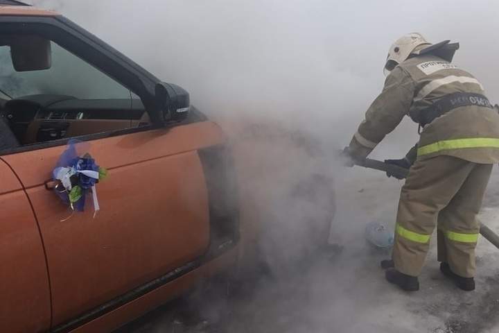 В Курской области потушили загоревшийся автомобиль Land Rover