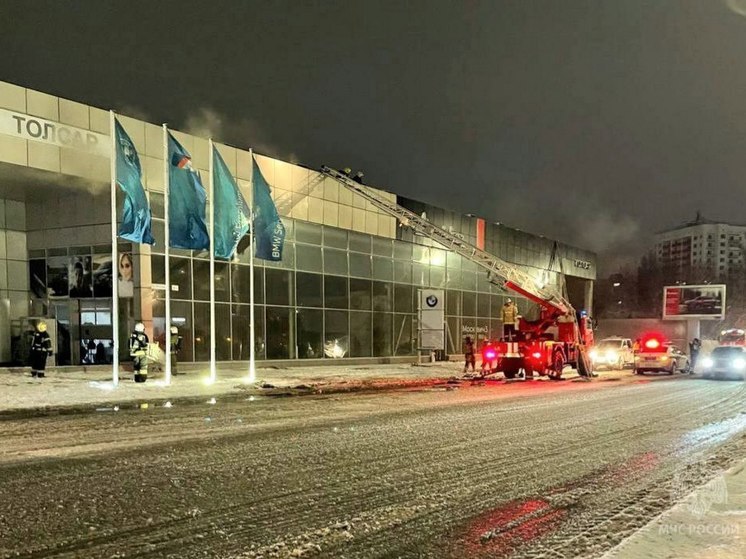 В Ленинском районе сгорел автосалон