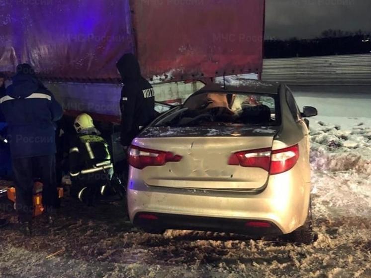 Спасатели вырезали из машины пострадавшего в ДТП на улице Бурова в Брянске