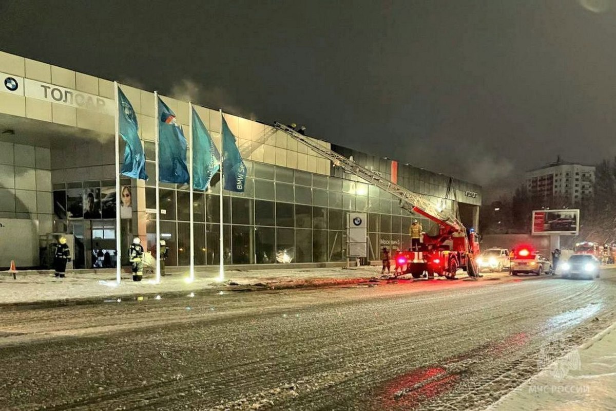 В Ленинском районе сгорел автосалон - МК Саратов