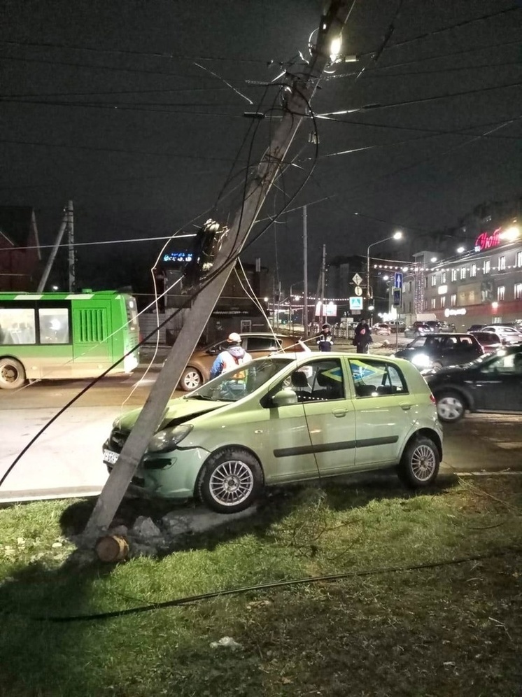 Курские пожарные вызволили автомобиль Hyundai Getz из-под столба ЛЭП