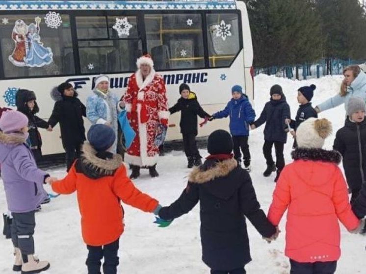 В Белебее появился автобус с Дедом Морозом и Снегурочкой
