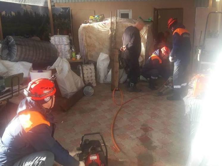Спасатели Приморско-Ахтарского района оказали помощь мужчине, застрявшему под железными листами