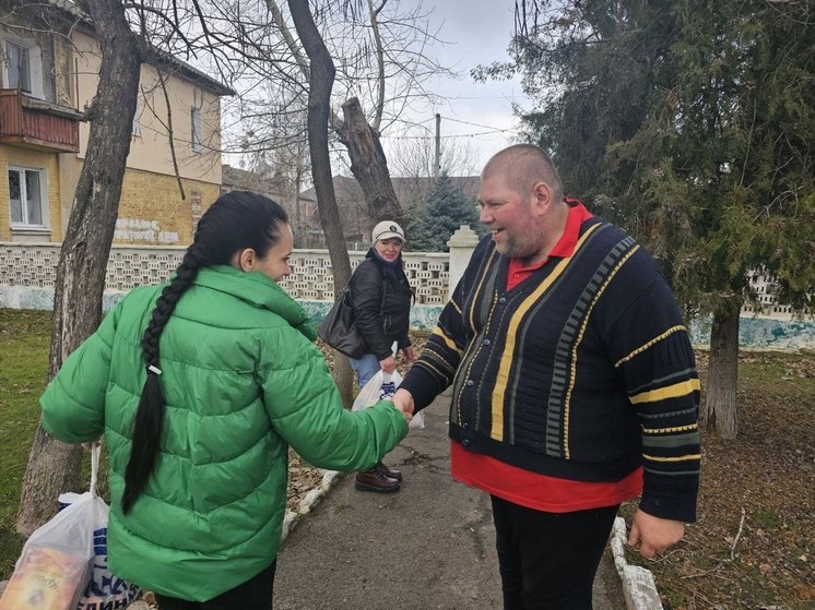  Депутат Херсонской облдумы привезла гуманитарку в ПВР