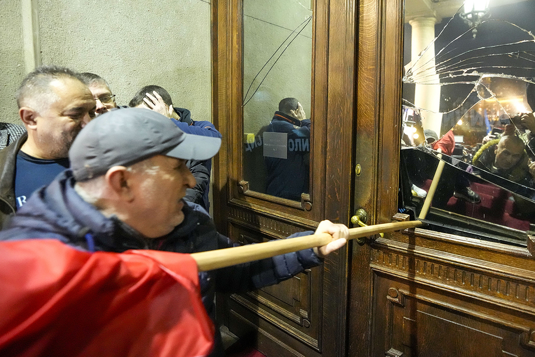 Сербская оппозиция разгромила мэрию на фоне парламентских выборов: страшные кадры беспорядков