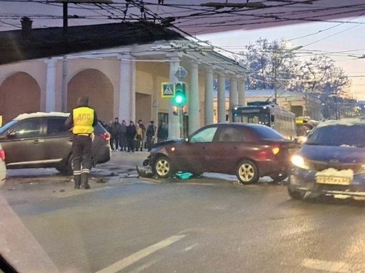 Утром 25 декабря в центре Рязани столкнулись две легковушки