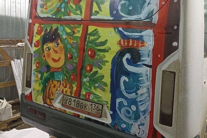 На улицах Воронежа появились автобусы с новогодними детскими рисунками
