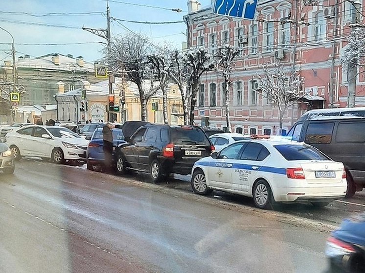 На пересечении улиц Ленина и Соборной в Рязани произошло массовое ДТП