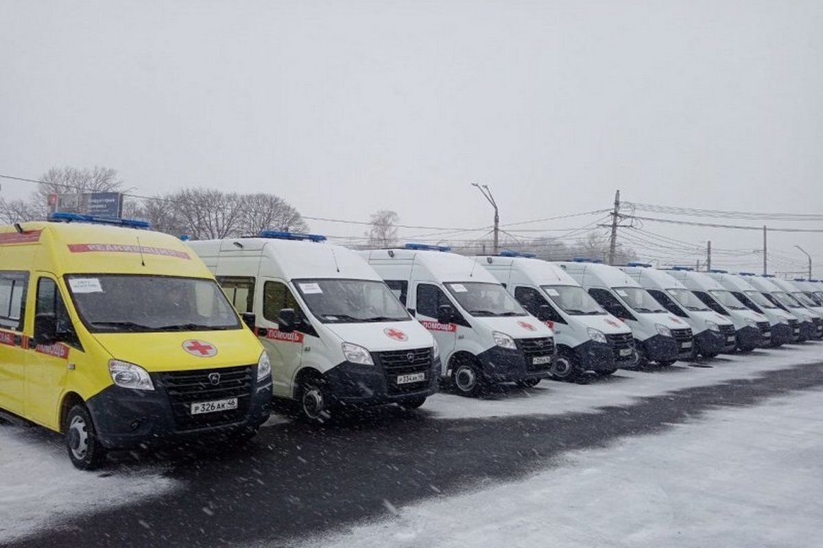В Курске медикам передали ключи от новых автомобилей скорой помощи