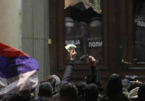 Протестующие, которые недовольны результатами выборов 17 декабря в Сербии, перекрыли улицу перед зданием Министерства госуправления и местного самоуправления в Белграде