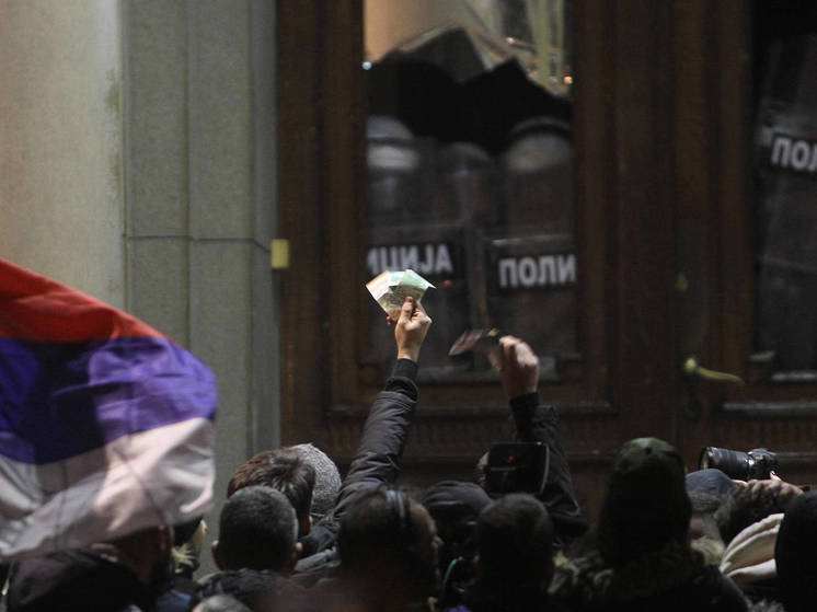 Сербские протестующие забаррикадировали улицу перед зданием Министерства госуправления и местного самоуправления в Белграде