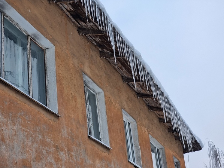 Снежные и ледяные глыбы свисают с тринадцати зданий в Петрозаводске