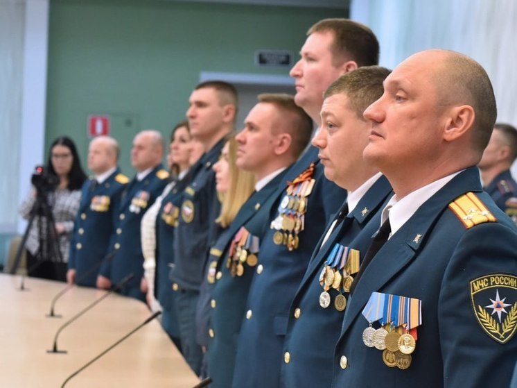 Брянских сотрудников МЧС поздравили с профессиональным праздником