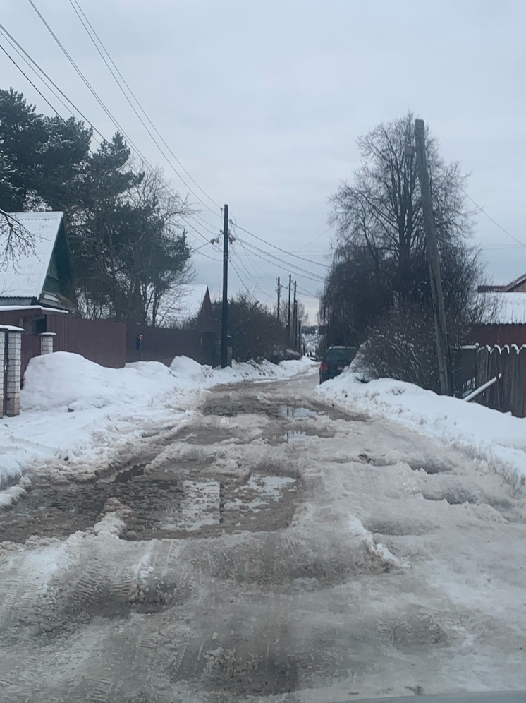 В Тверской области автомобили выезжают из огромных луж с оторванными деталями