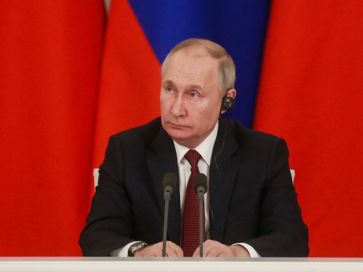 Путин в Петербурге разрешил поднять флаг на трех новых кораблях