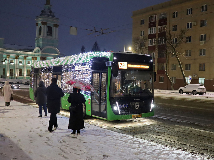 В Курске на маршрут вышел новогодний электробус