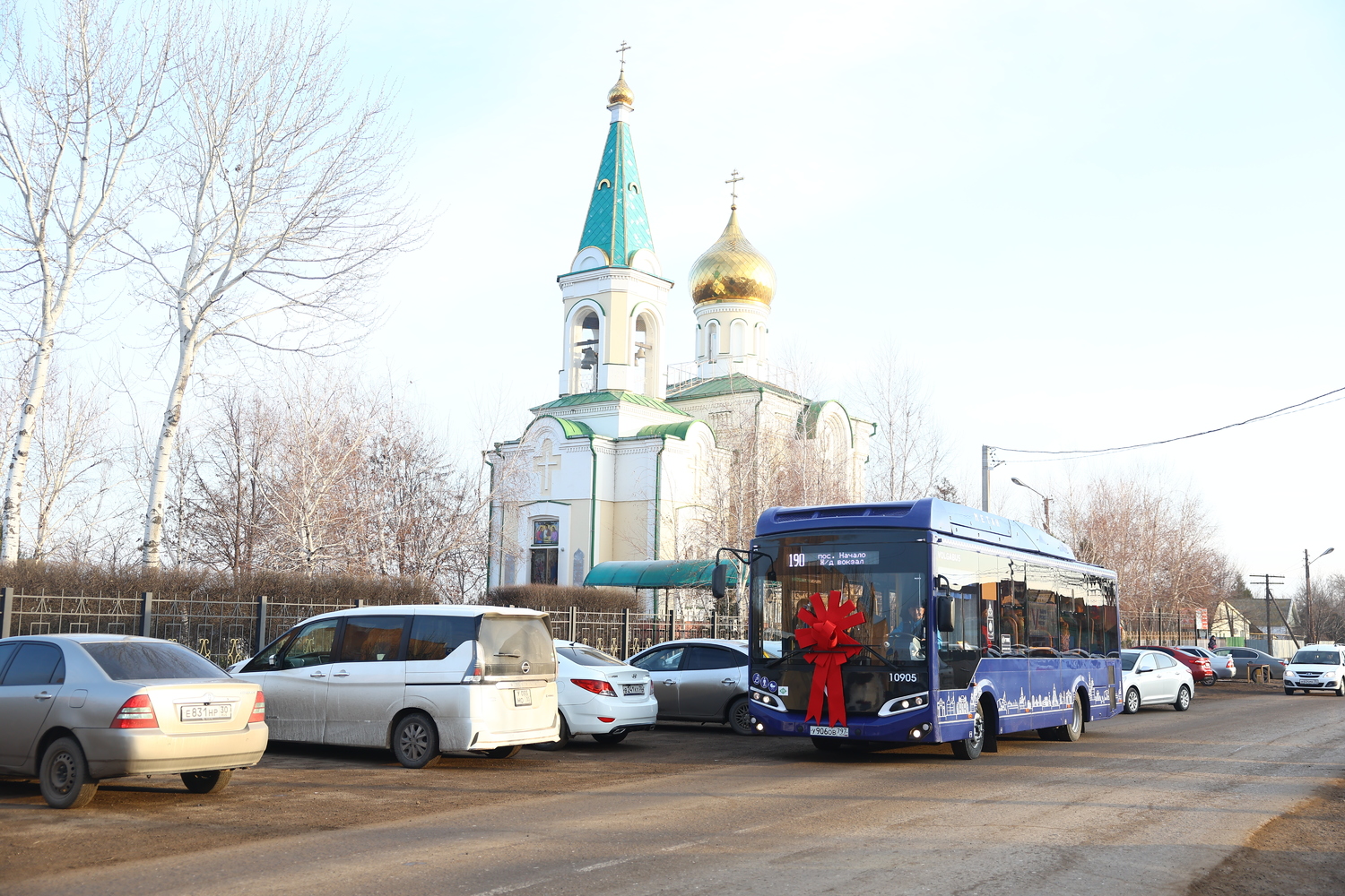 Как в Астрахани в первый рейс отправился автобус №190: кадры счастливых пассажиров, Деда Мороза и Снегурочки 
