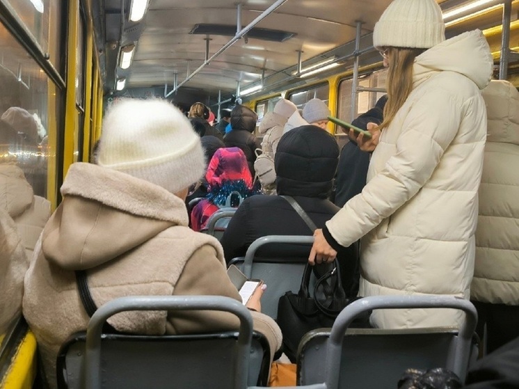 Екатеринбуржцы пожаловались на переполненный трамвай в Академический