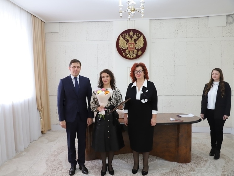 Клычков наградил сотрудников ЗАГСа Орловской области