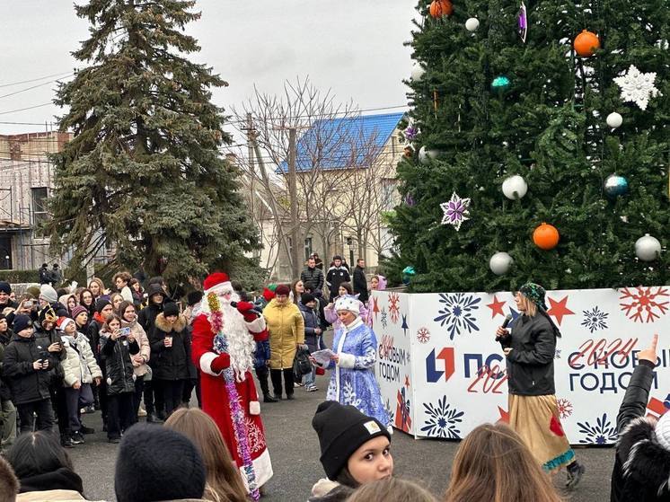 В Геническе зажглись огни новогодней елки