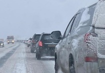 На дорогах Оренбургской области в связи с сильной метелью ограничено движение