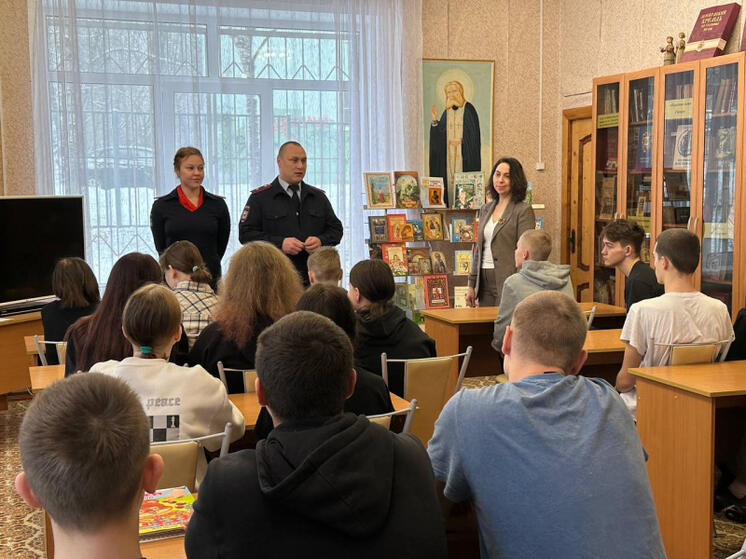 В Смоленске полицейские поздравили воспитанников «Гнездышка» с наступающим Новым годом
