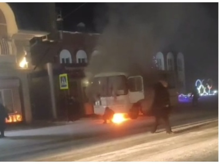 Пассажирский автобус с людьми загорелся под Новосибирском