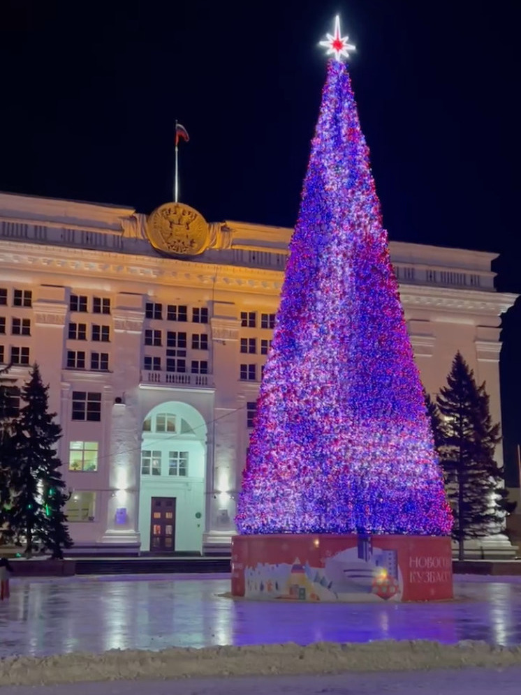 Власти Кемерова рассказали, почему новогодняя елка частично погасла на площади Советов