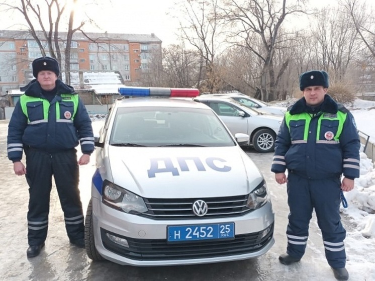 Полицейские Спасска-Дальнего «вытащили» женщину из трудной дорожной ситуации